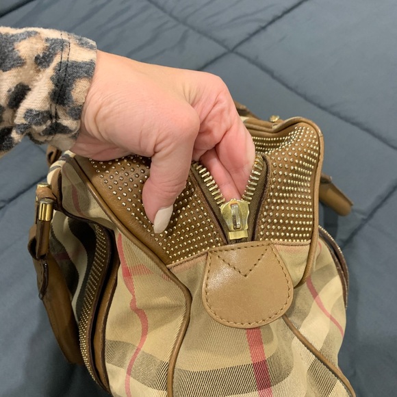 Burberry Bag With Gold Grommets, an overnight bag. - Picture 3 of 7